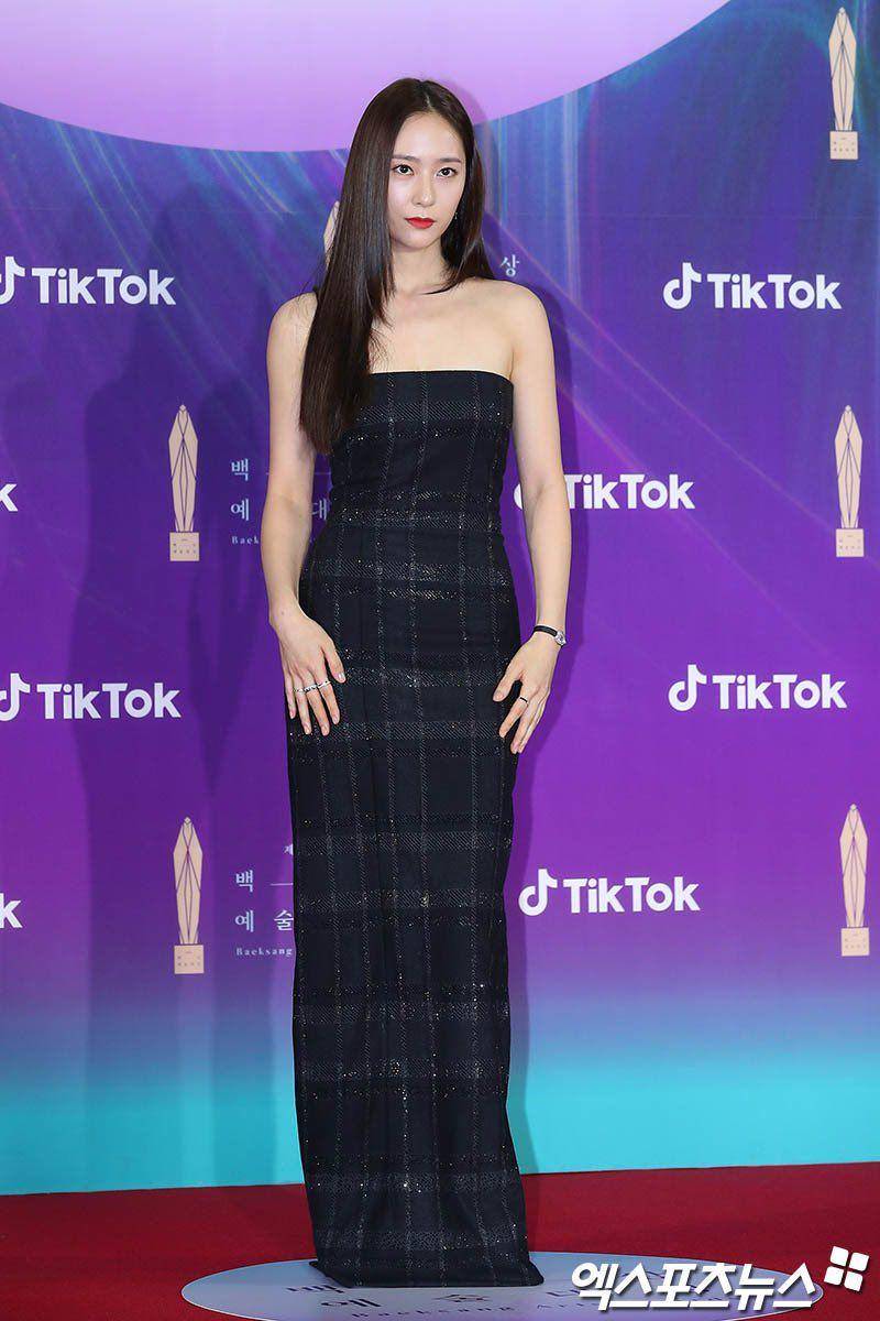 Krystal di red carpet Baeksang Arts Awards 2021 (twitter.com/_krystalbae)