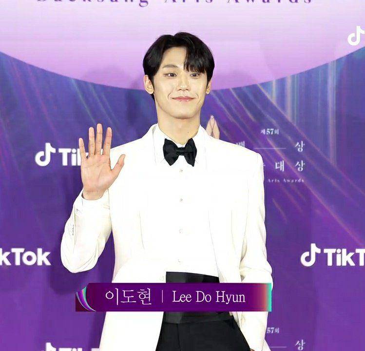 Lee Do Hyun di red carpet Baeksang Arts Awards 2021 (twitter.com/dohyunly)