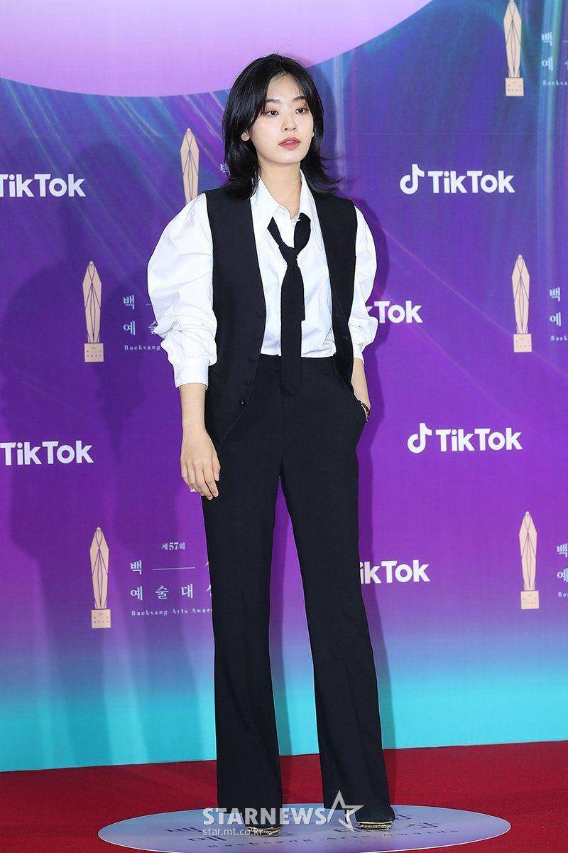 Lee Joo Young di red carpet Baeksang Awards 2021 (twitter.com/theseoulstory)