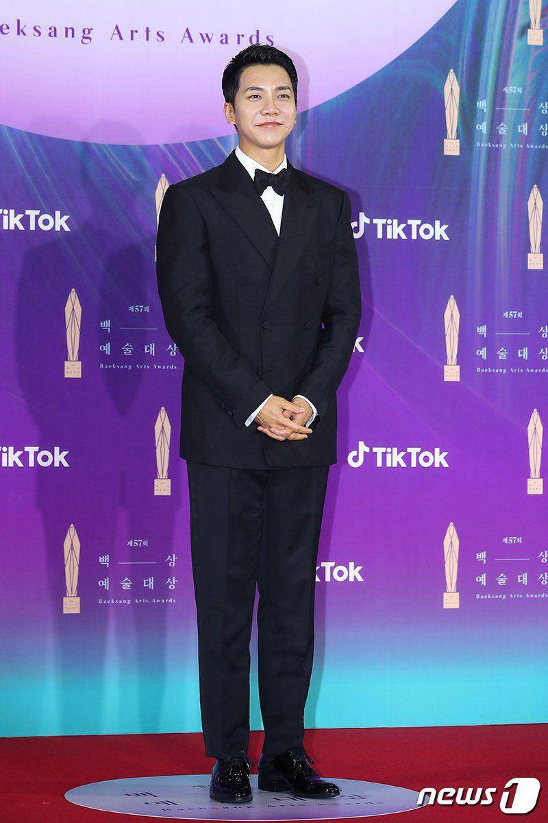 Lee Seung Gi di red carpet Baeksang Arts Awards 2021 (twitter.com/thesoulstory)
