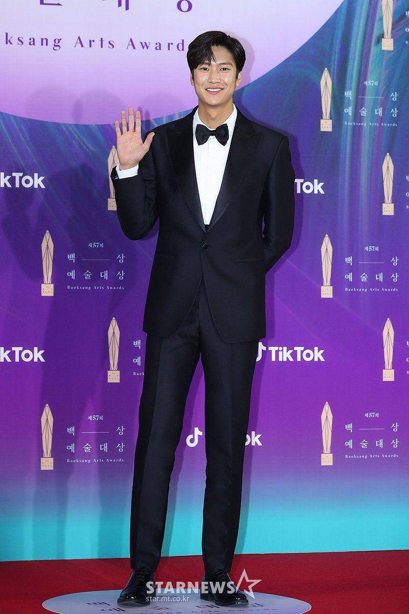 Na In Woo di red carpet Baeksang Arts Awards 2021 (twitter.com/theseoulstory)