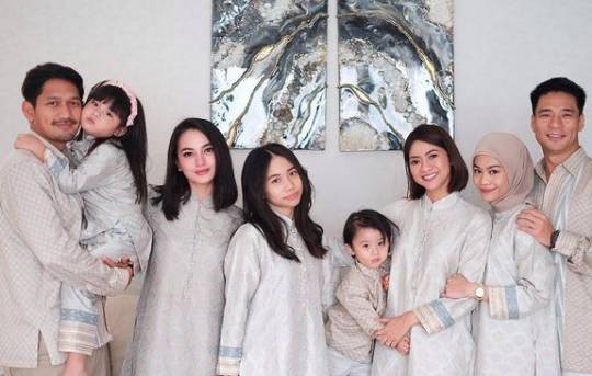 Lebaran Ibnu Jamil dan keluarga (instagram.com/ririnekawati)