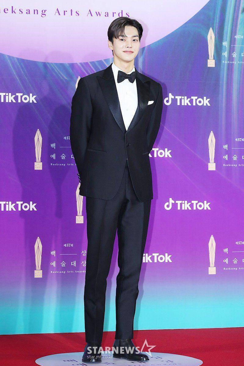 Song Kang di red carpet Baeksang Arts Awards 2021 (twitter.com/theseoulstory)