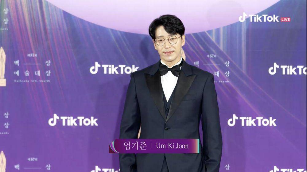 Um Ki Joon di red carpet Baeksang Arts Awards 2021 (twitter.com/ohyoonhees)