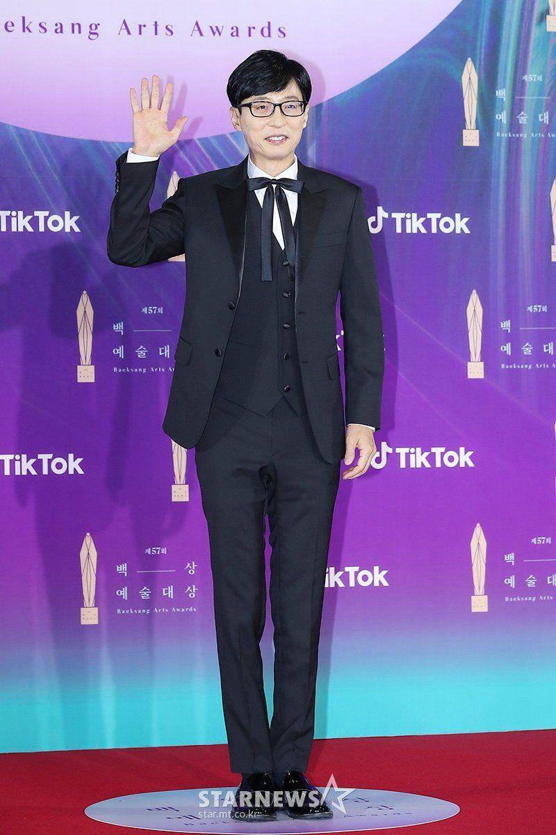 Yoo Jae Suk di red carpet Baeksang Arts Awards 2021 (twitter.com/theseoulstory)