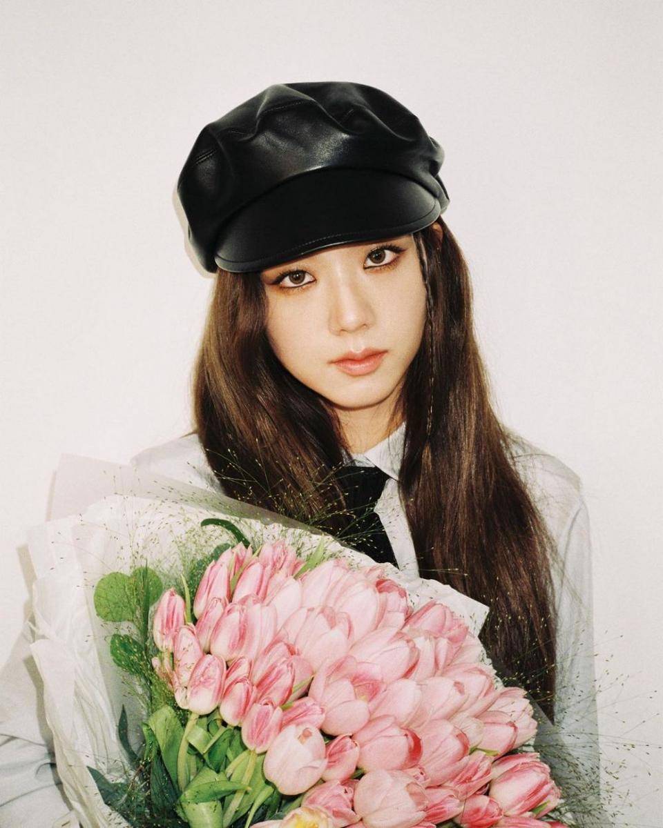 momen Jisoo dengan tatapan serius (instagram.com/sooyaaa__)