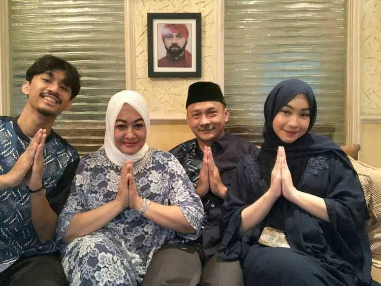 Outfit bernuansa hitam di hari Lebaran keluarga Adi Bing Slamet (instagram.com/janahbs)