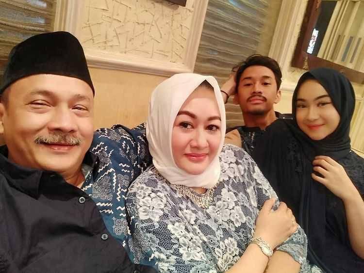 Adi Bing Slamet dengan keluarga (instagram.com/janahbs)
