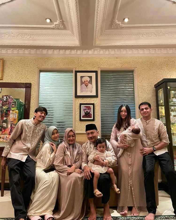 Keluarga lengkap Adi Bing Slamet (instagram.com/janahbs)