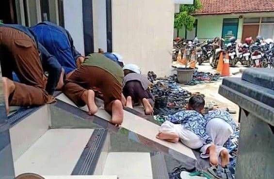 10 Cerita Jumatan yang Penuh Berkah hingga Musibah, Ngakak Abis!