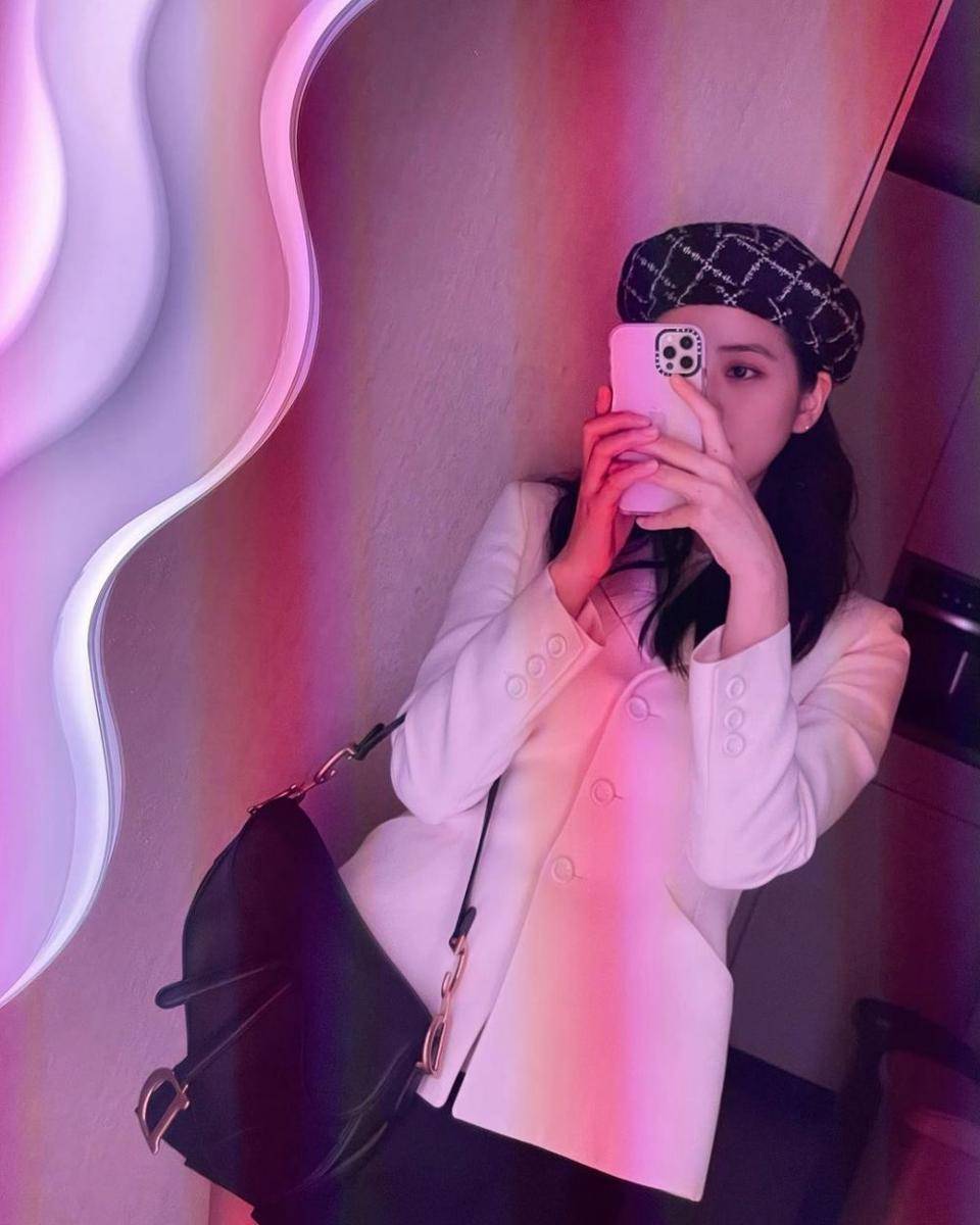 momen Jisoo dengan selfie mirror (instagram.com/sooyaaa__)