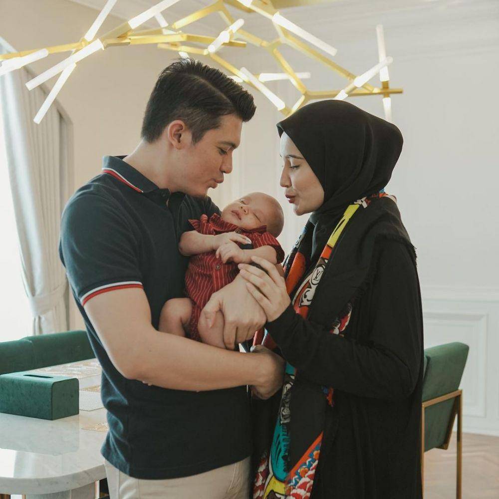Irwansyah gendong putra pertamanya (instagram.com/irwansyah_15)