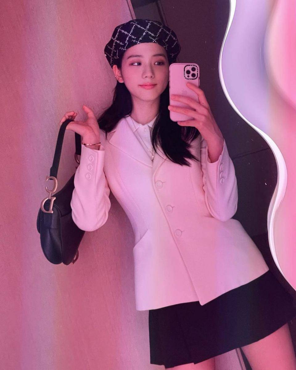 momen Jisoo dengan beret hat (instagram.com/sooyaaa__)