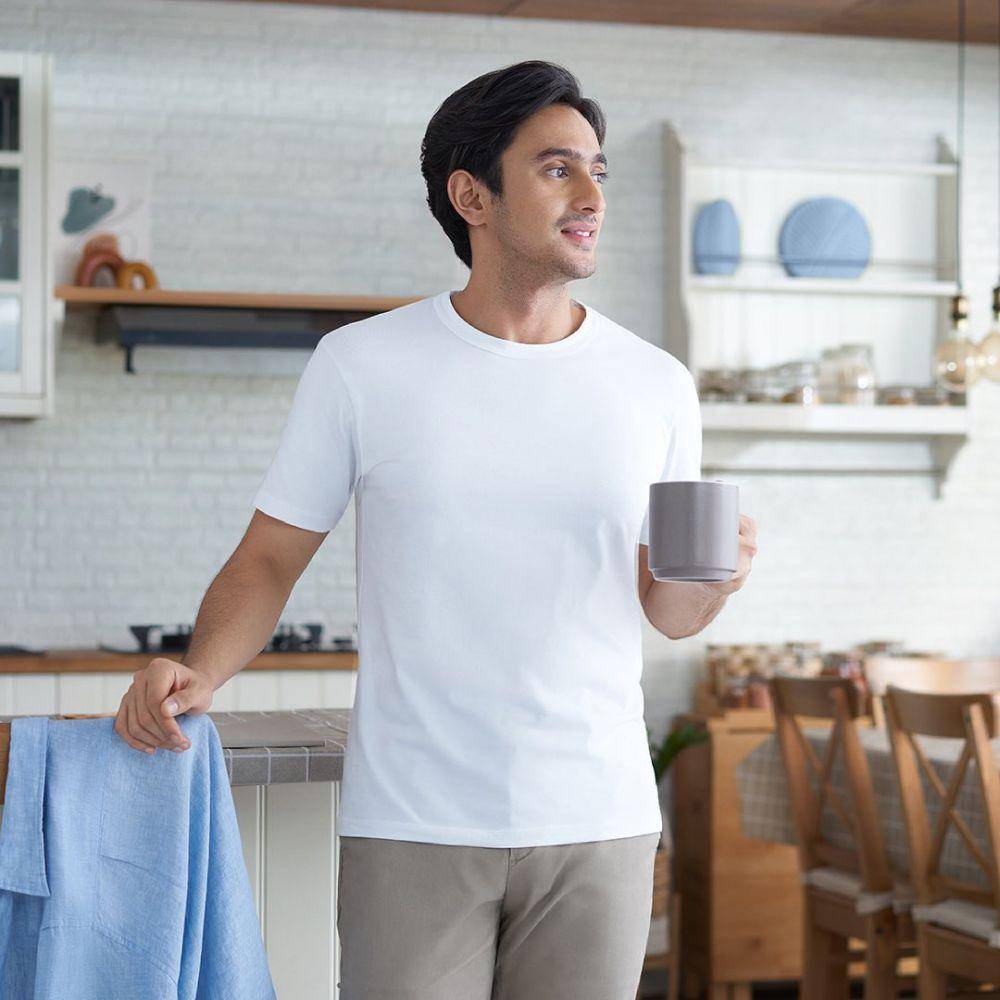 Omar Daniel kenakan outfit putih. (instagram.com/omardaniel_)