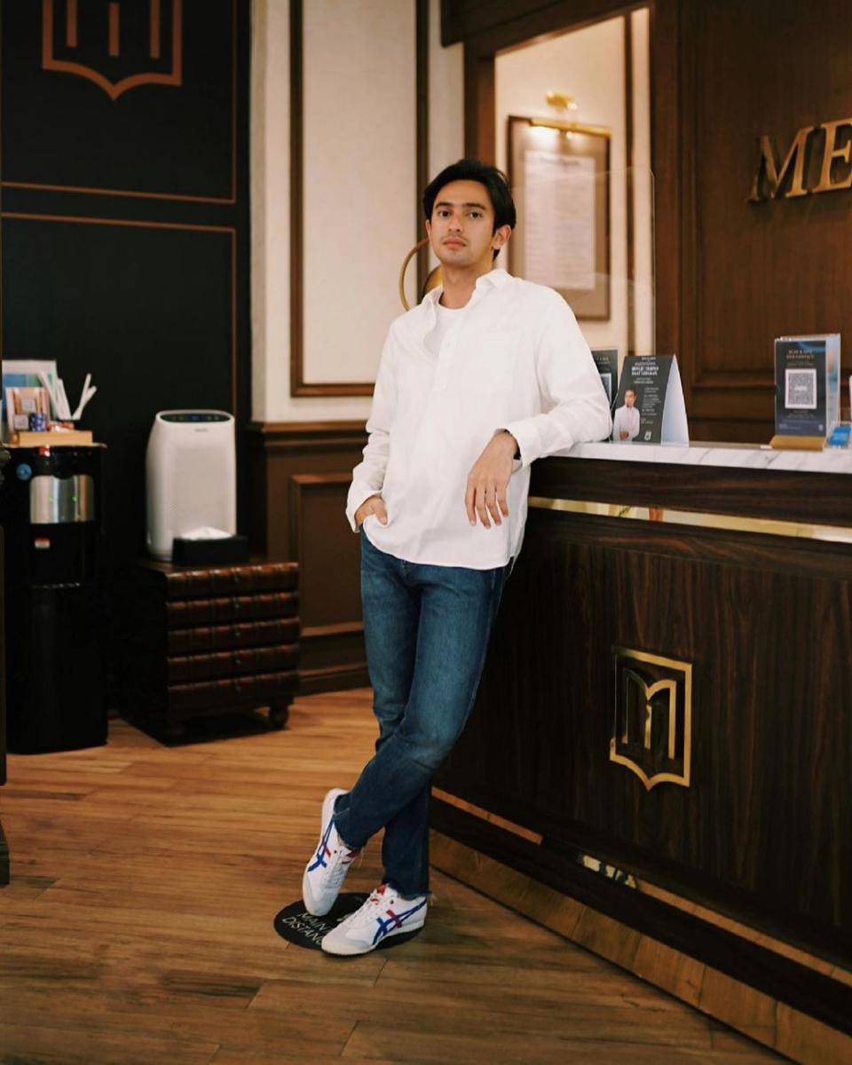 Omar Daniel kenakan outfit putih. (instagram.com/omardaniel_)