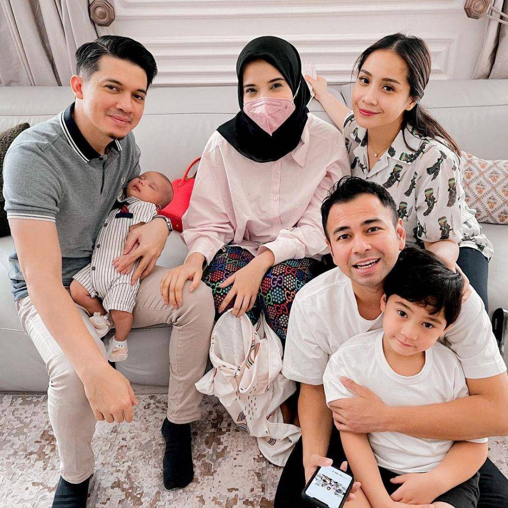 Irwansyah gendong putra pertamanya (instagram.com/irwansyah_15)