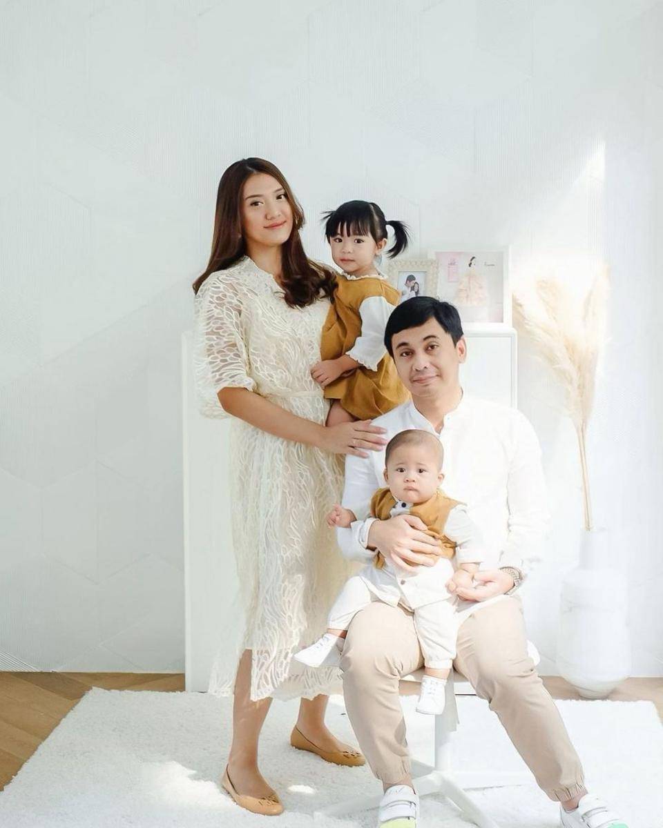 Potret keluarga Raditya Dika dan Anissa rayakan lebaran 2021 dengan hadirnya anggota keluarga baru (instagram.com/anissaaziza)