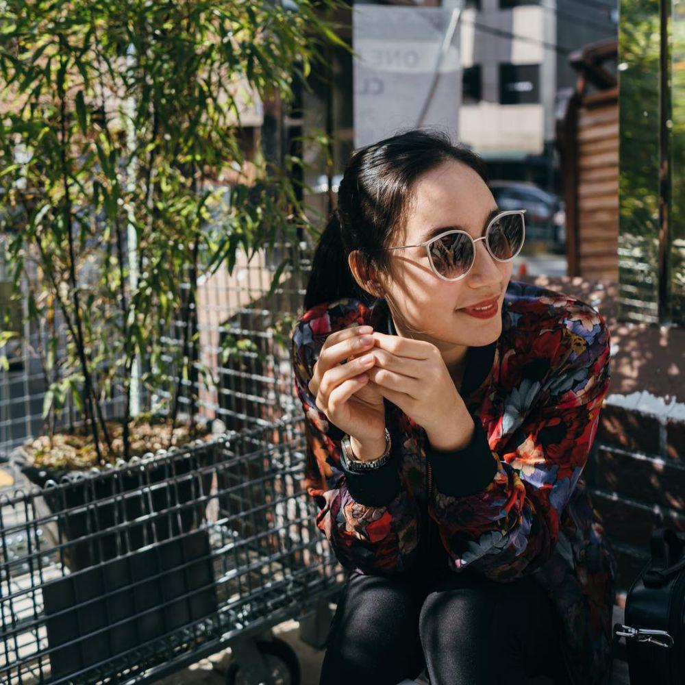 10 Potret Kece Tatjana Saphira Berkacamata, Stylish Banget!