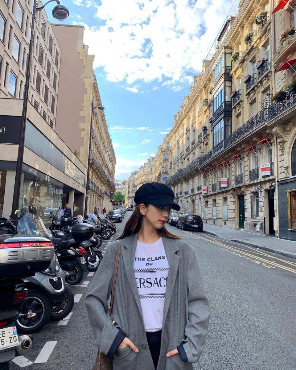 momen Jisoo dengan beret hat (instagram.com/sooyaaa__)