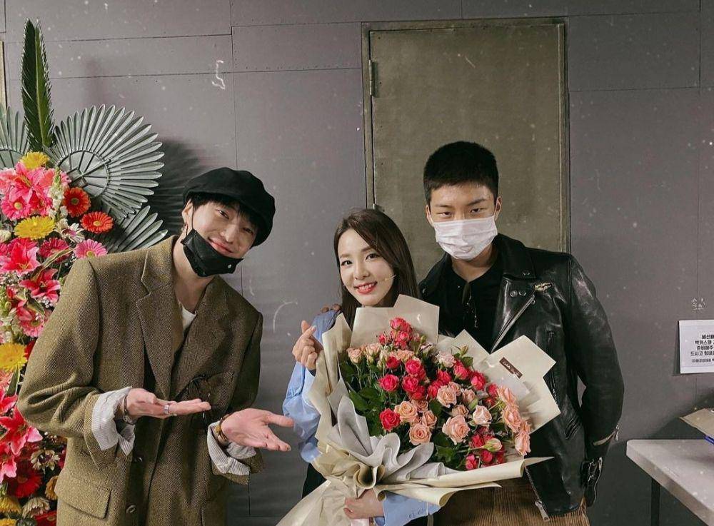 Sandara dengan Seungyoon dan Seunghoon WINNER (instagram.com/daraxxi)