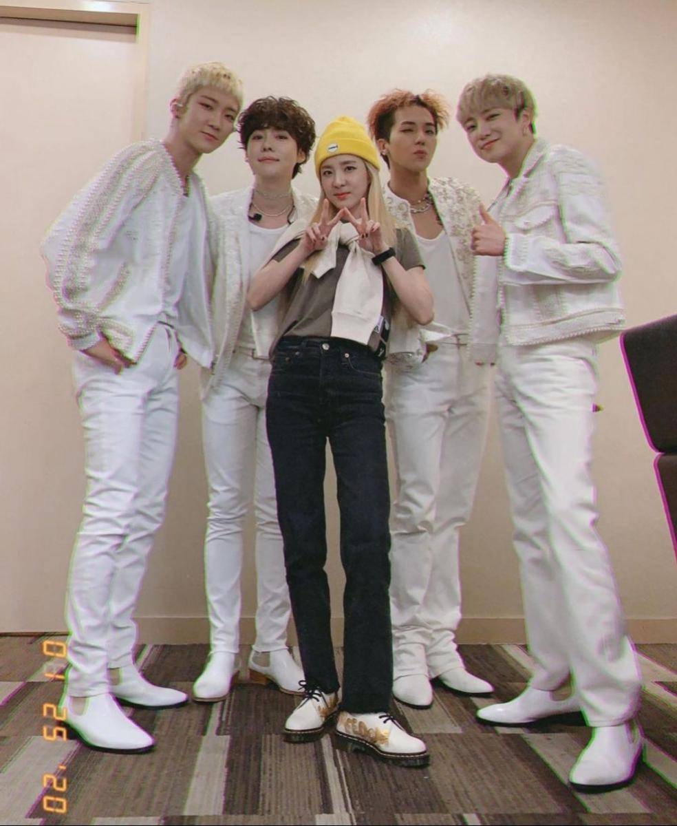 Sandara dengan WINNER (instagram.com/daraxxi)