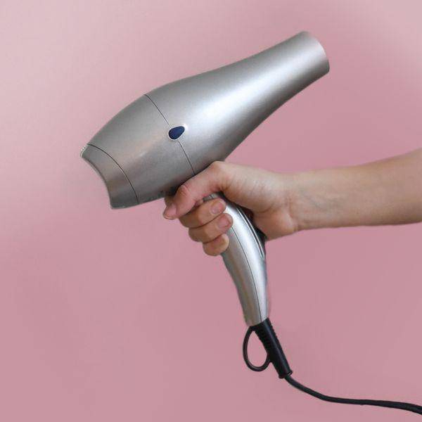Hair dryer untuk mengeringkan rambut (pexels/Element5 Digital)