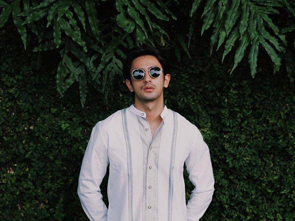 Omar Daniel kenakan outfit putih. (instagram.com/omardaniel_)
