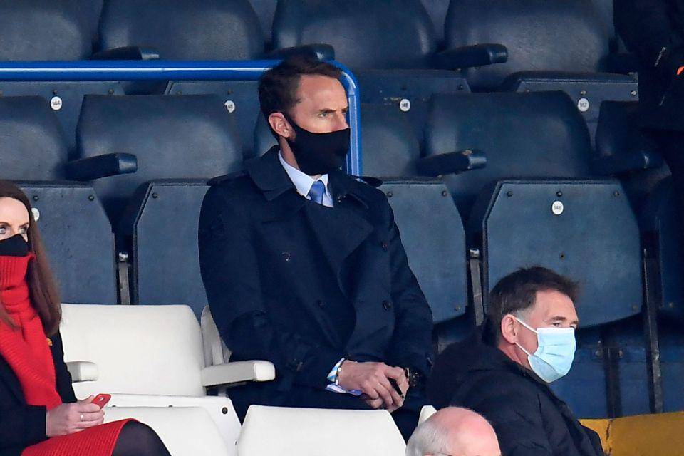 Gareth Southgate menyaksikan langsung jalannya pertandingan dari tribun penonton. (talksport.com)