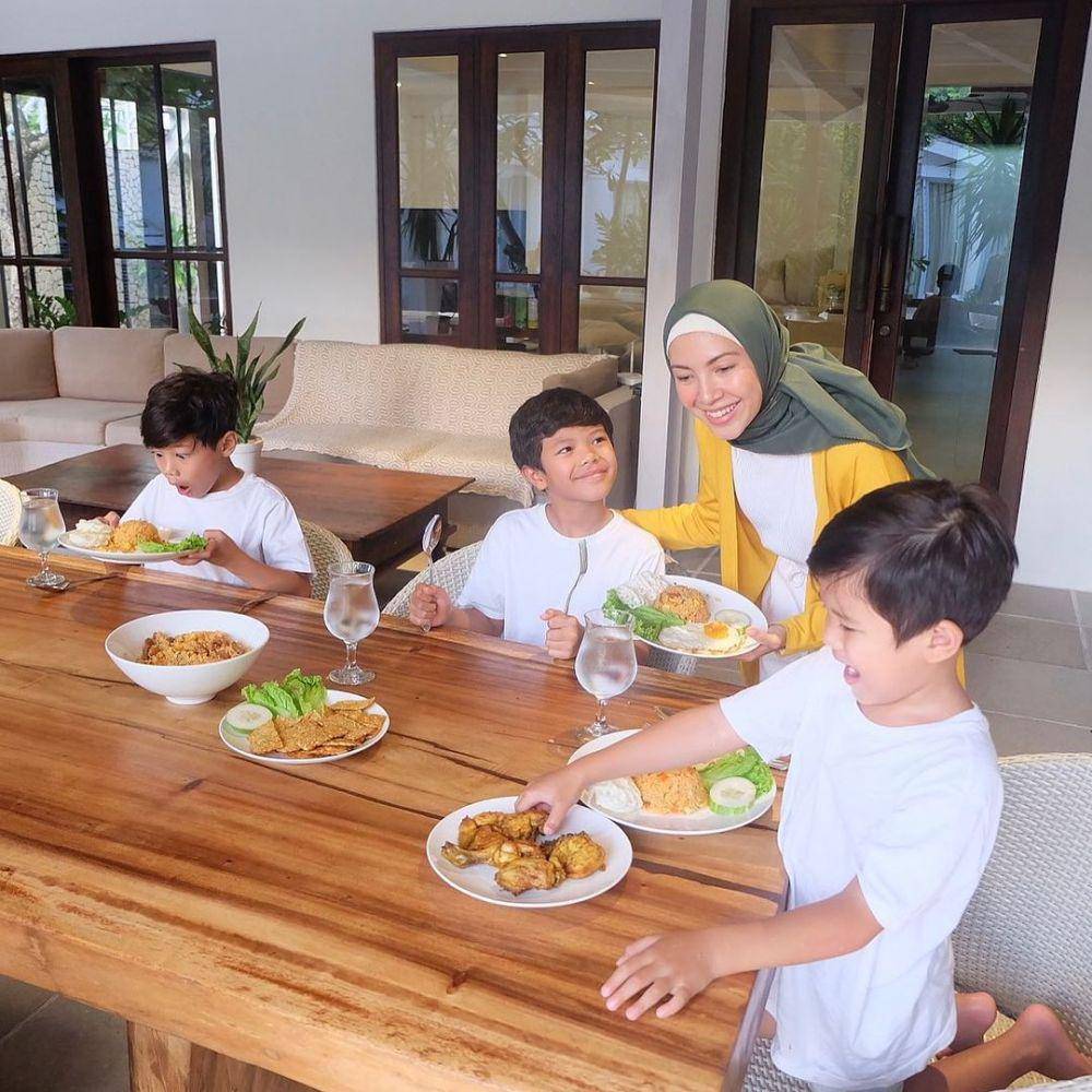 Ratna Galih dan anak (instagram.com/ratnagalih)