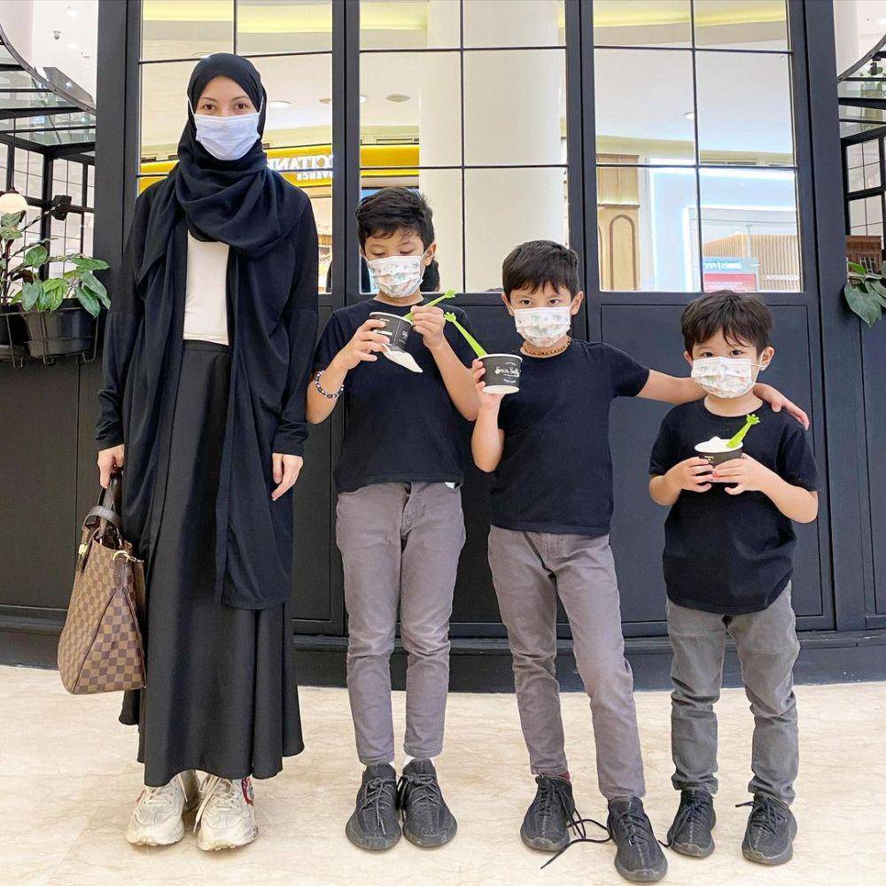 Ratna Galih dan anak (instagram.com/ratnagalih)