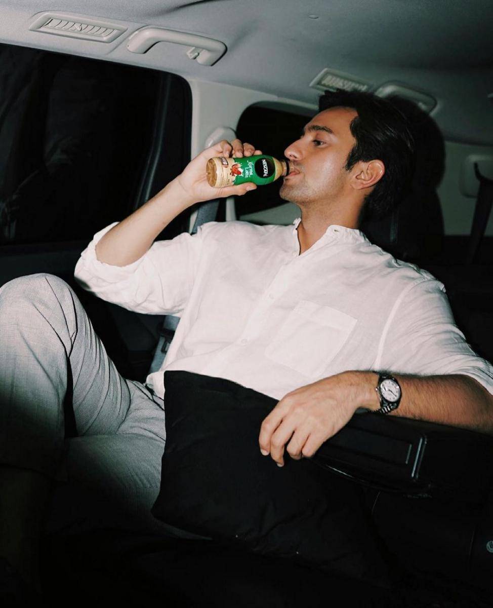 Omar Daniel kenakan outfit putih. (instagram.com/omardaniel_)