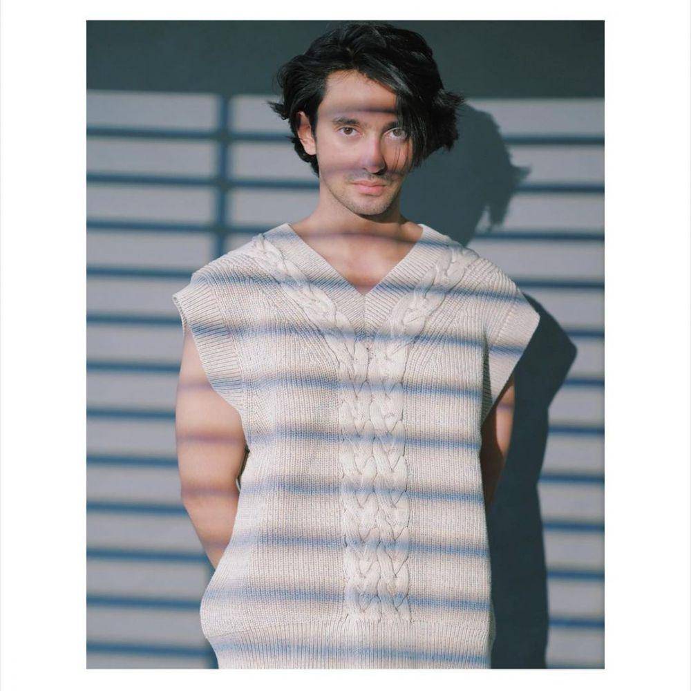 Omar Daniel kenakan outfit putih. (instagram.com/omardaniel_)