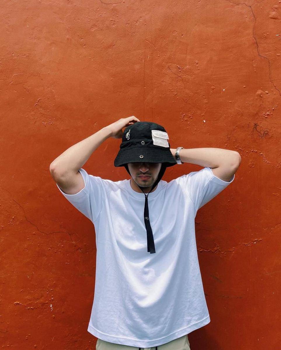 Omar Daniel kenakan outfit putih. (instagram.com/omardaniel_)