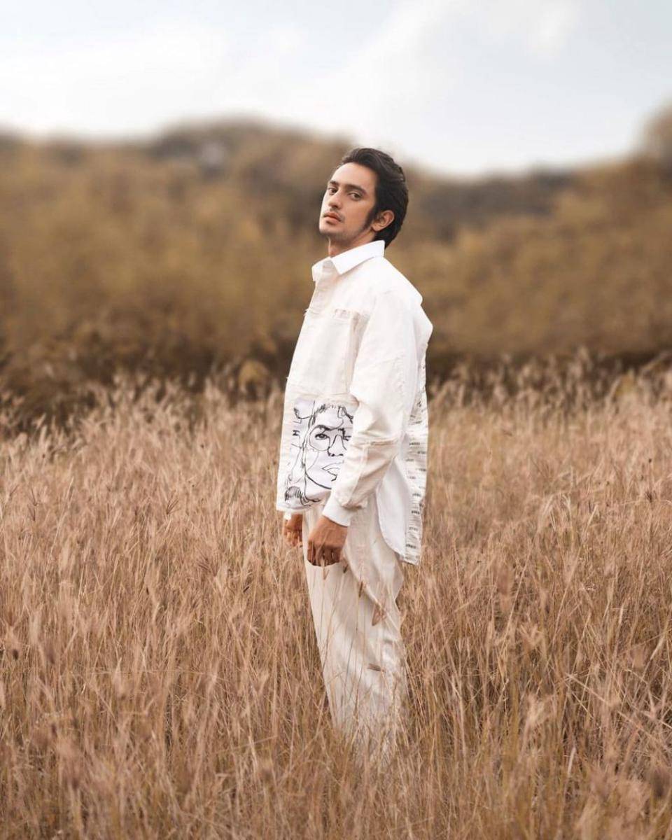 Omar Daniel kenakan outfit putih. (instagram.com/omardaniel_)