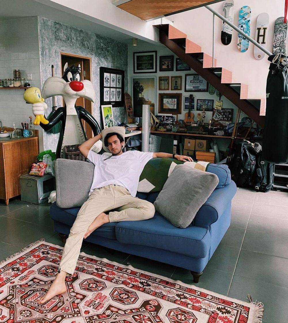 Omar Daniel kenakan outfit putih. (instagram.com/omardaniel_)