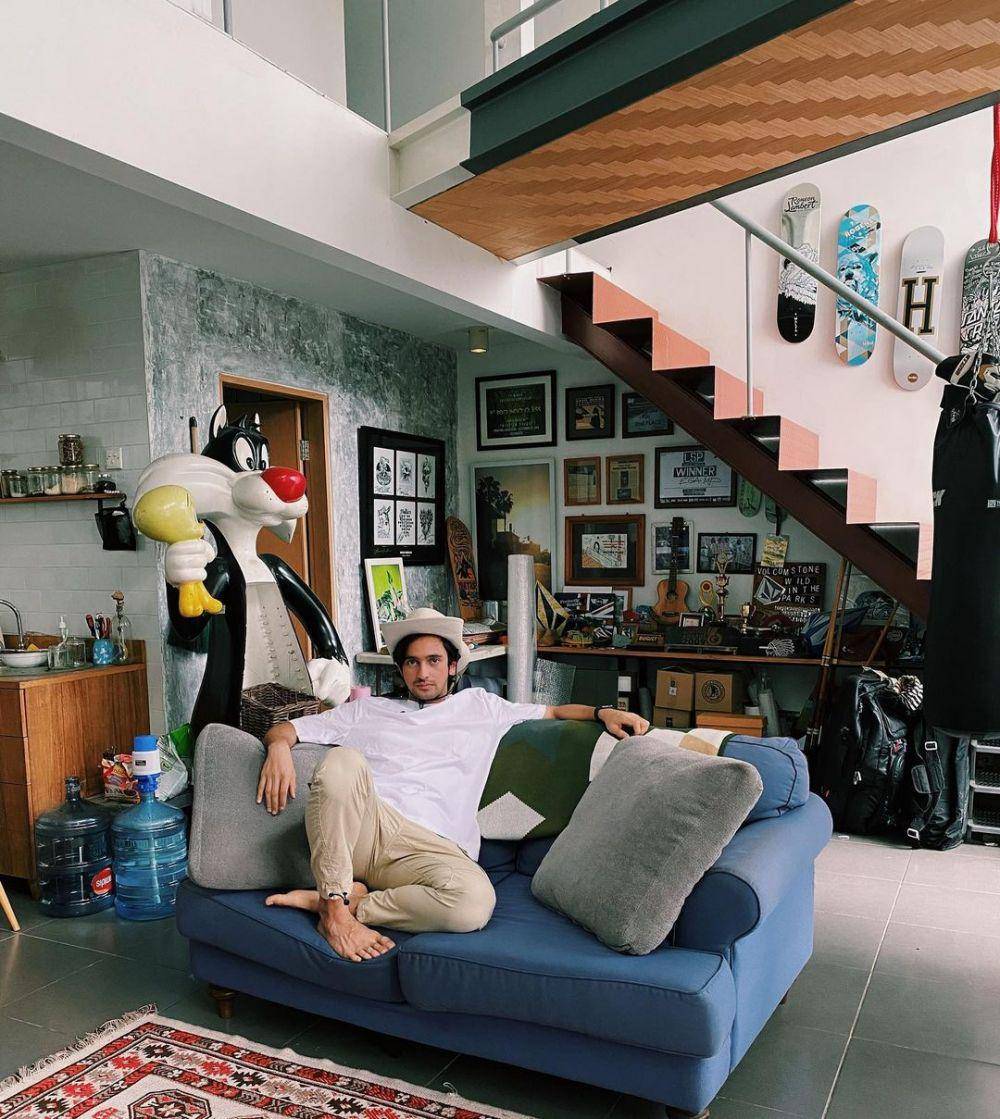 Omar Daniel kenakan outfit putih. (instagram.com/omardaniel_)