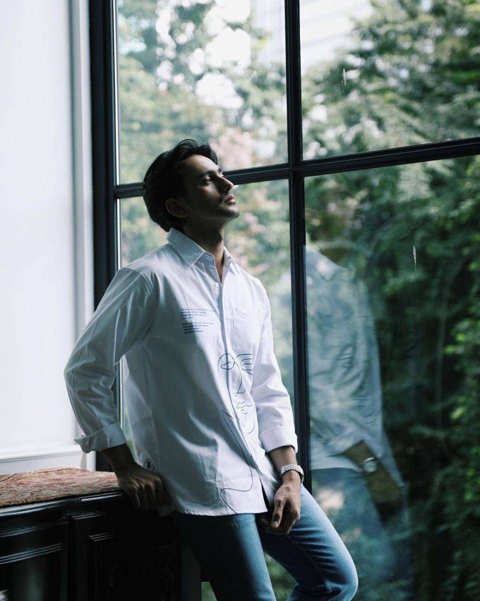 Omar Daniel kenakan outfit putih. (instagram.com/omardaniel_)
