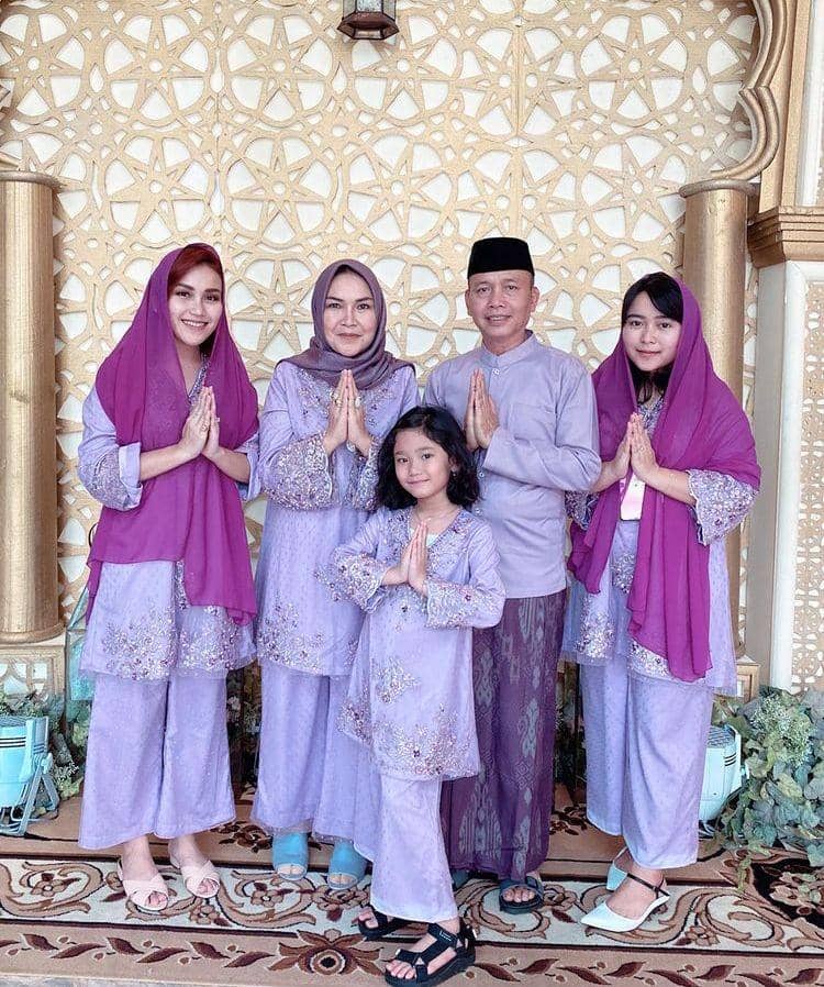 10 Gaya Seragam Keluarga Ayu Ting Ting dalam Berbagai Acara, Kompak!