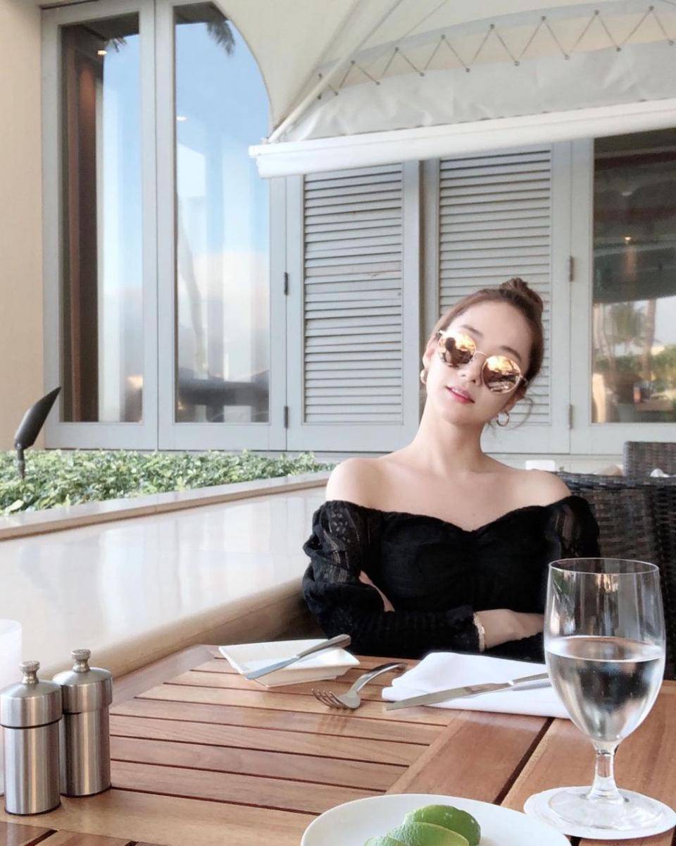 potret Minyoung dengan off shoulder outfit (instagram.com/rachel_mypark)