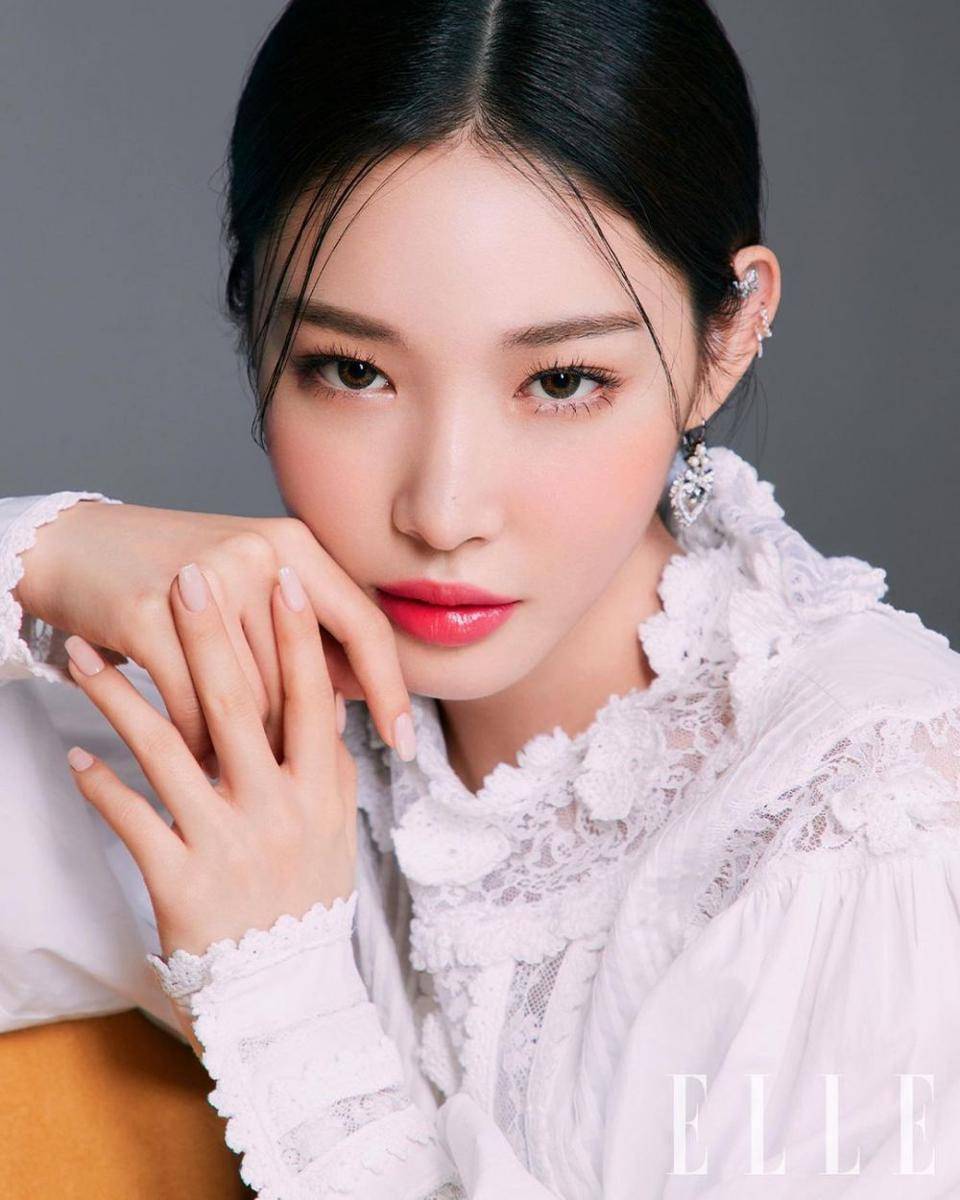 momen Chungha dengan busana putih (instagram.com/chungha_official)
