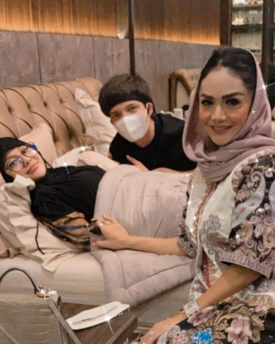 Potret hangat Krisdayanti dan Yuni Shara jenguk Aurel Hermansyah (instagram.com/krisdayantilemos)