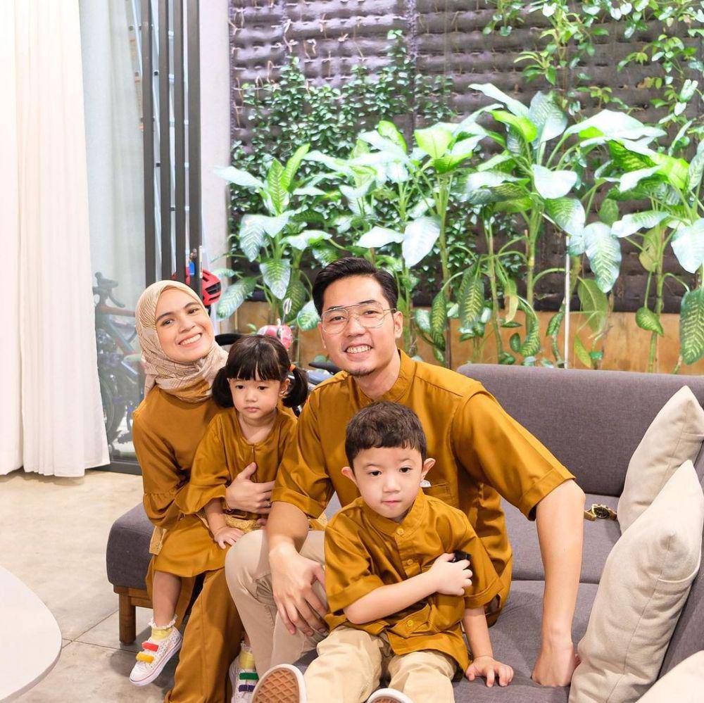 Potret Nycta Gina dan keluarga rayakan lebaran dengan outfit kembaran (instagram.com/missnyctagina)