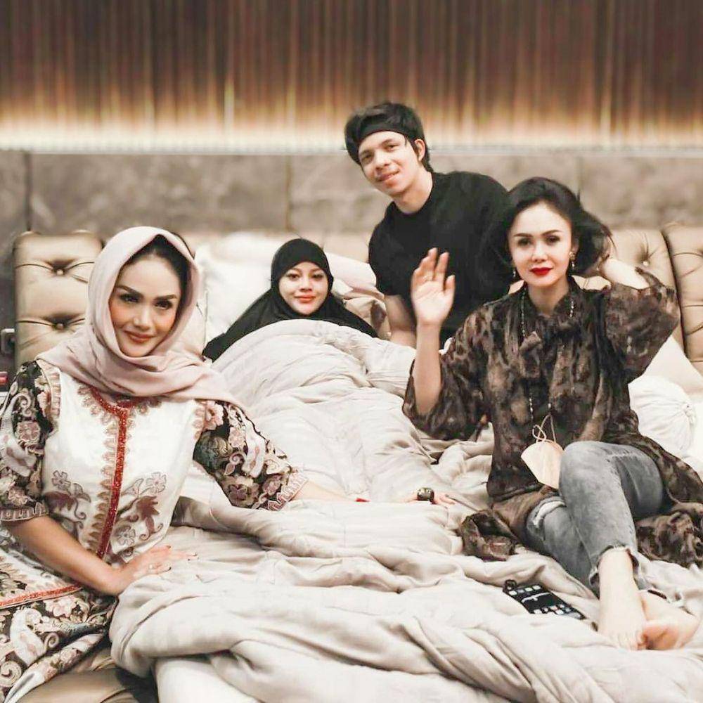 Potret hangat Krisdayanti dan Yuni Shara jenguk Aurel Hermansyah (instagram.com/yunishara36)