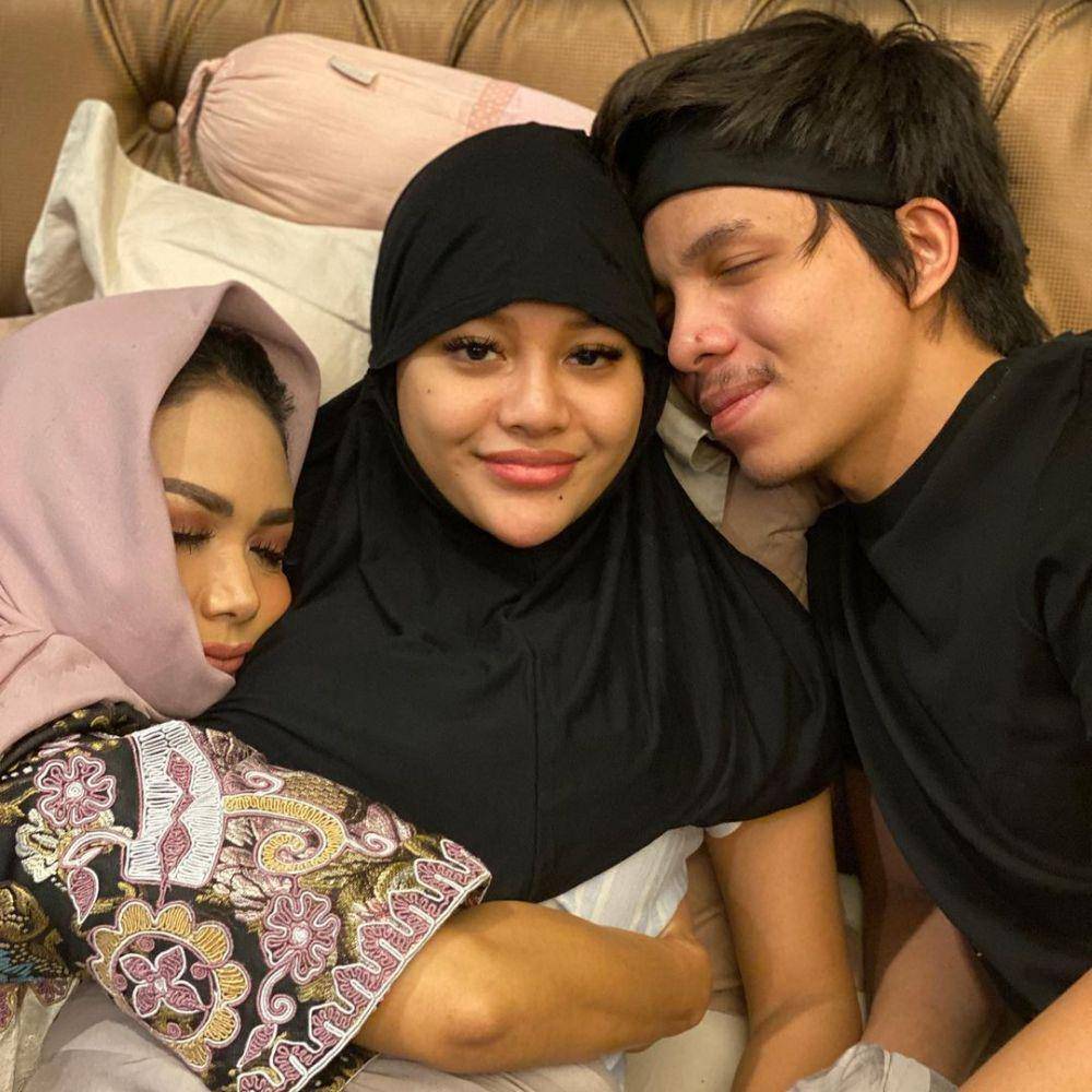 Potret hangat Krisdayanti dan Yuni Shara jenguk Aurel Hermansyah (instagram.com/yunishara36)