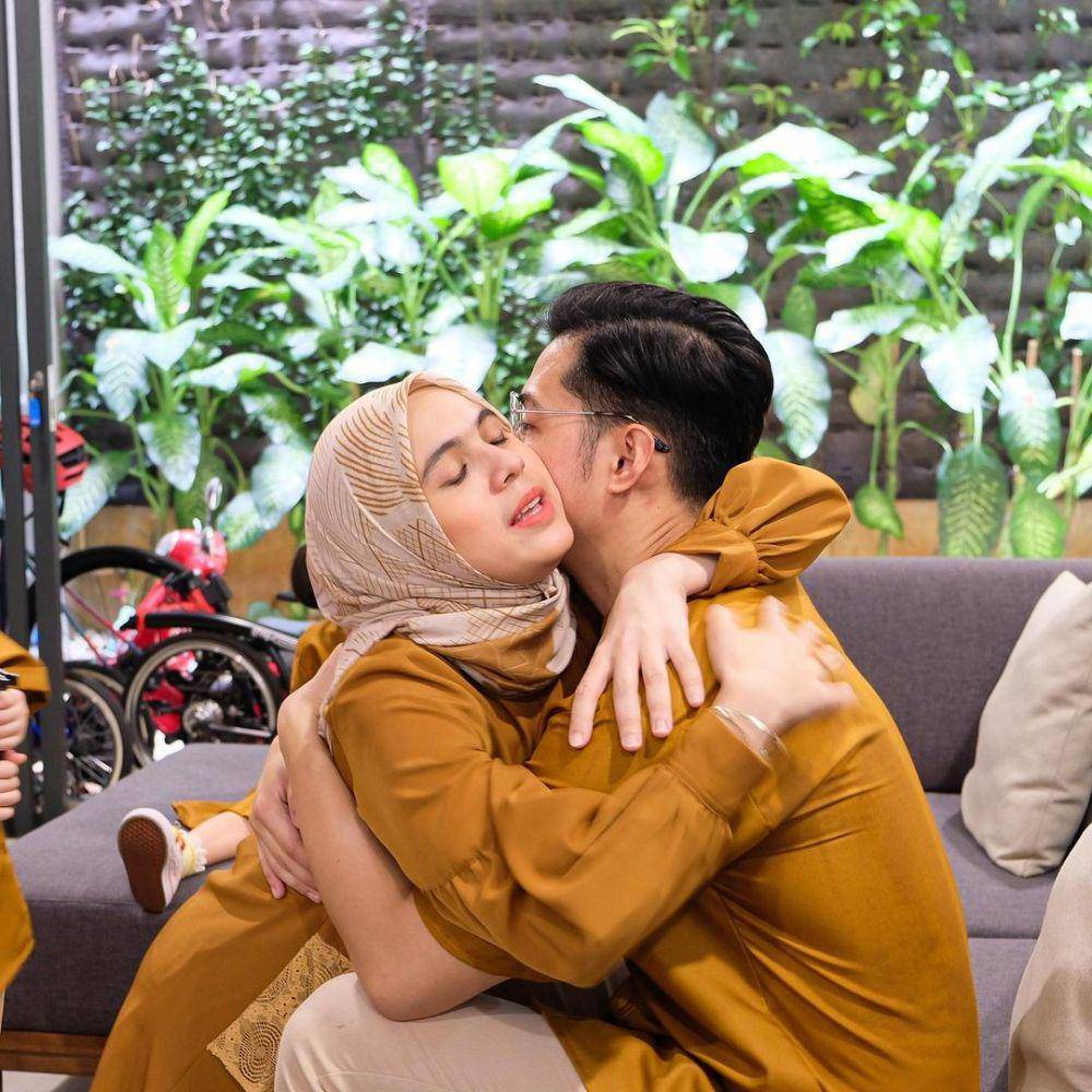 Potret Nycta Gina dan keluarga rayakan lebaran dengan outfit kembaran (instagram.com/missnyctagina)