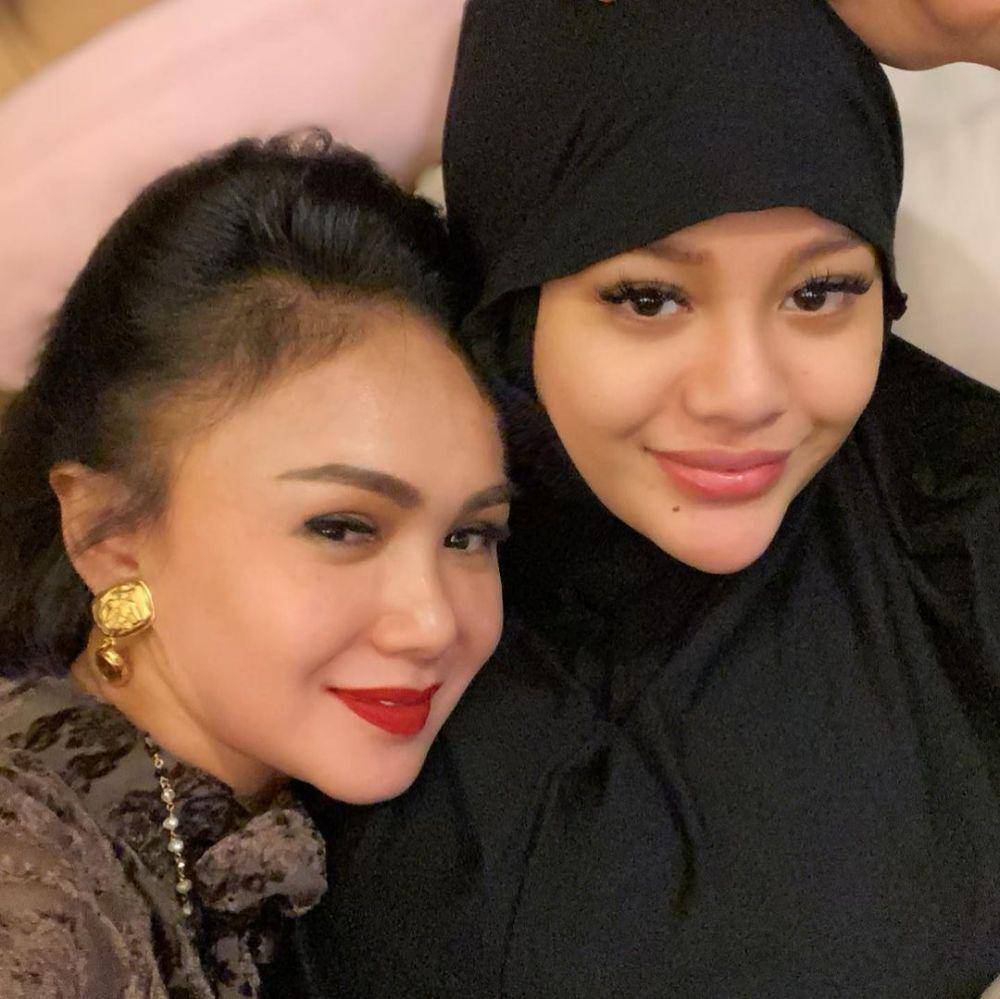 Potret hangat Krisdayanti dan Yuni Shara jenguk Aurel Hermansyah (instagram.com/yunishara36)