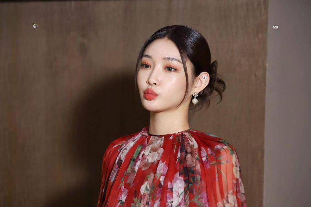 momen Chungha dengan setelan glamor (instagram.com/chungha_official)