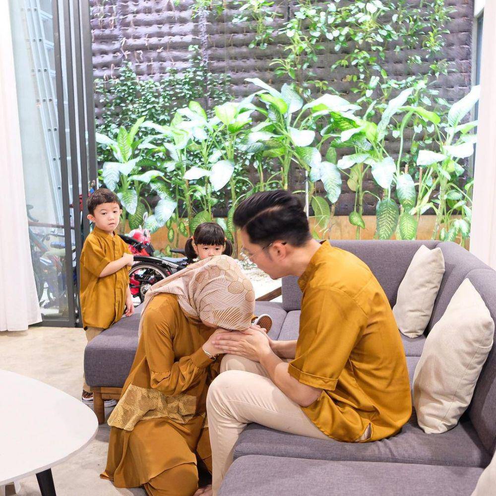 Potret Nycta Gina dan keluarga rayakan lebaran dengan outfit kembaran (instagram.com/missnyctagina)