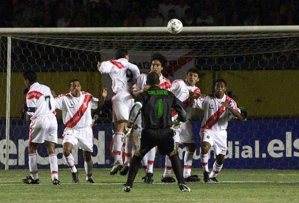 Chilavert juga perlahan mulai menguasai teknik tendangan bebas (worldfootballindex.com)