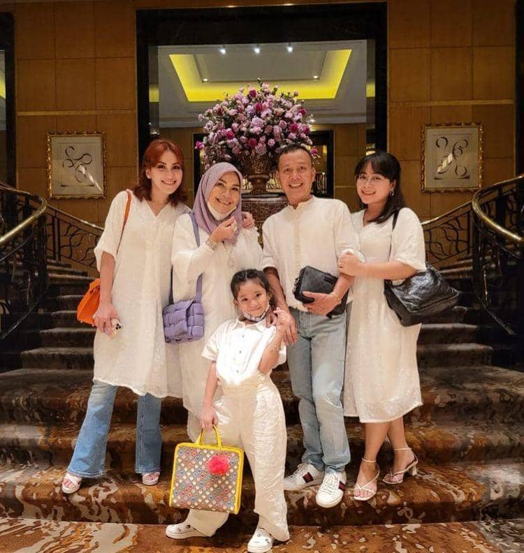 Seragam Keluarga Ayu Ting Ting (instagram.com/ayutingting92)